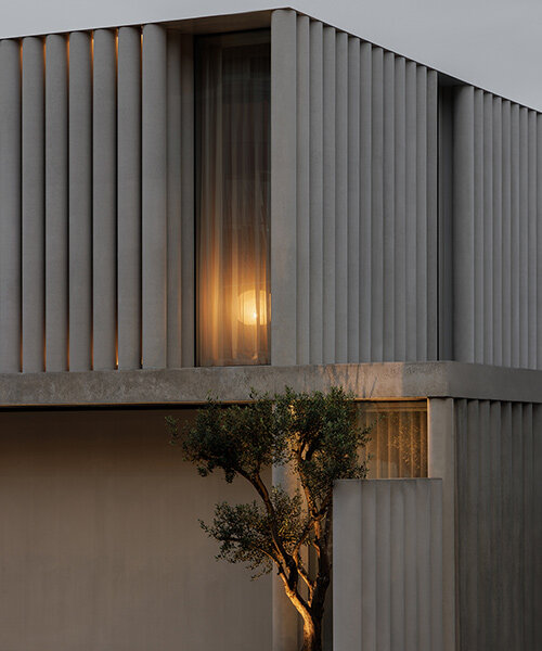FGR architects wraps australian home in curtain of slender concrete columns