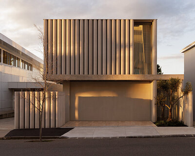 FGR architects wraps australian home in curtain of slender concrete columns