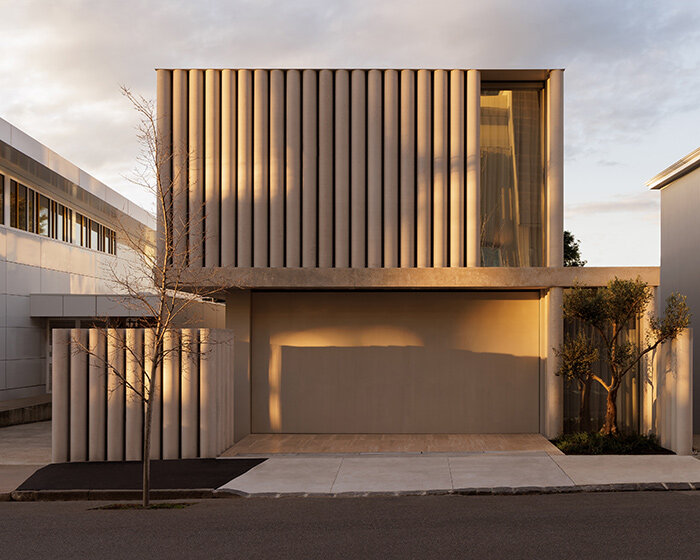 FGR architects wraps australian home in curtain of slender concrete columns