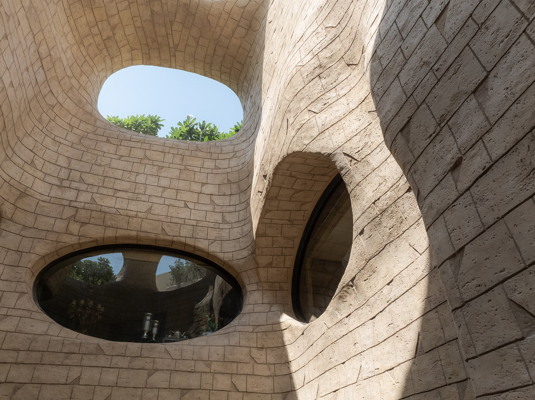 MOFA-studio-fonte-damore-surrealist-courtyard-new-delhi-india-designboom-06a