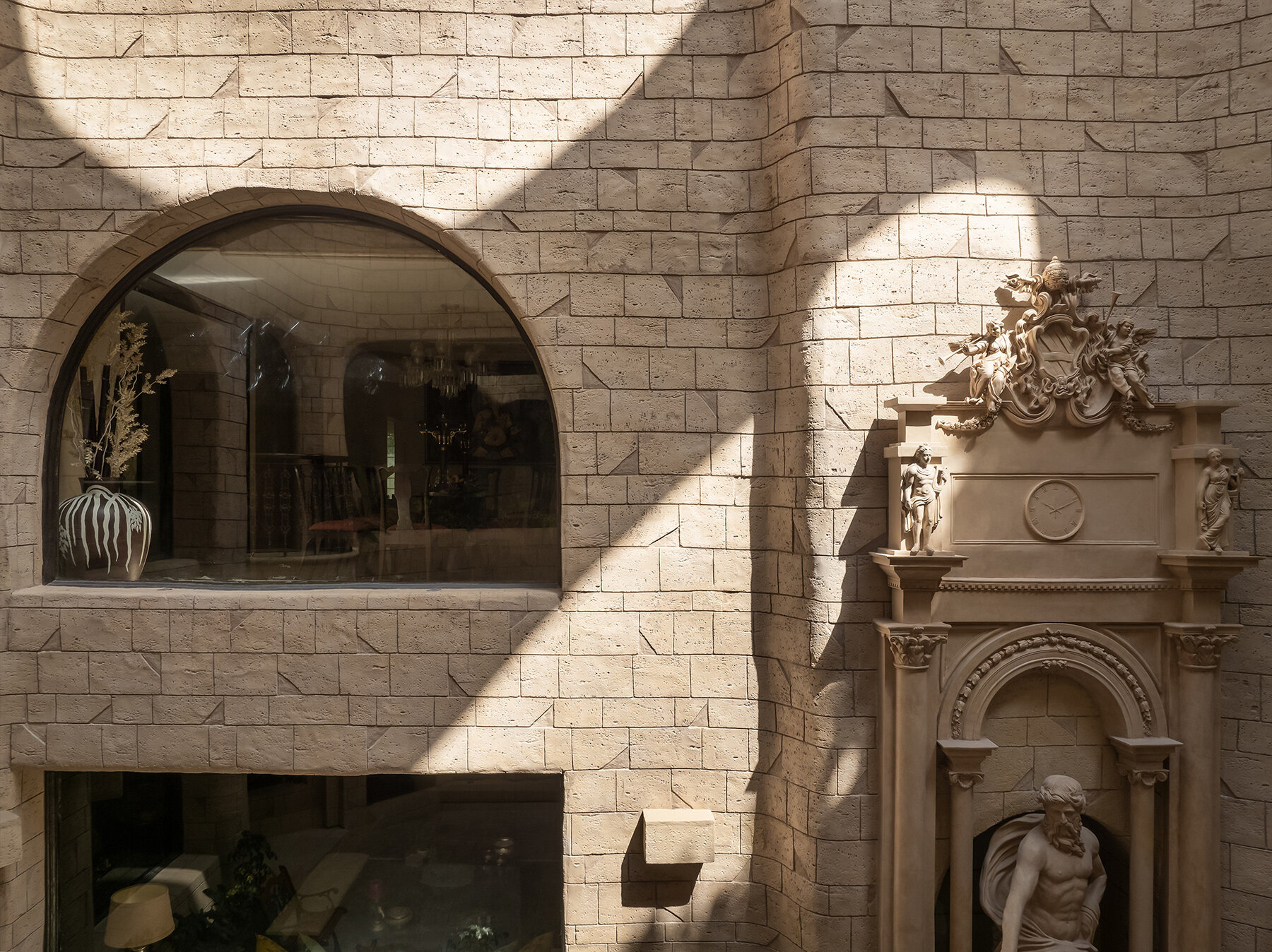 MOFA-studio-fonte-damore-surrealist-courtyard-new-delhi-india-designboom-08a