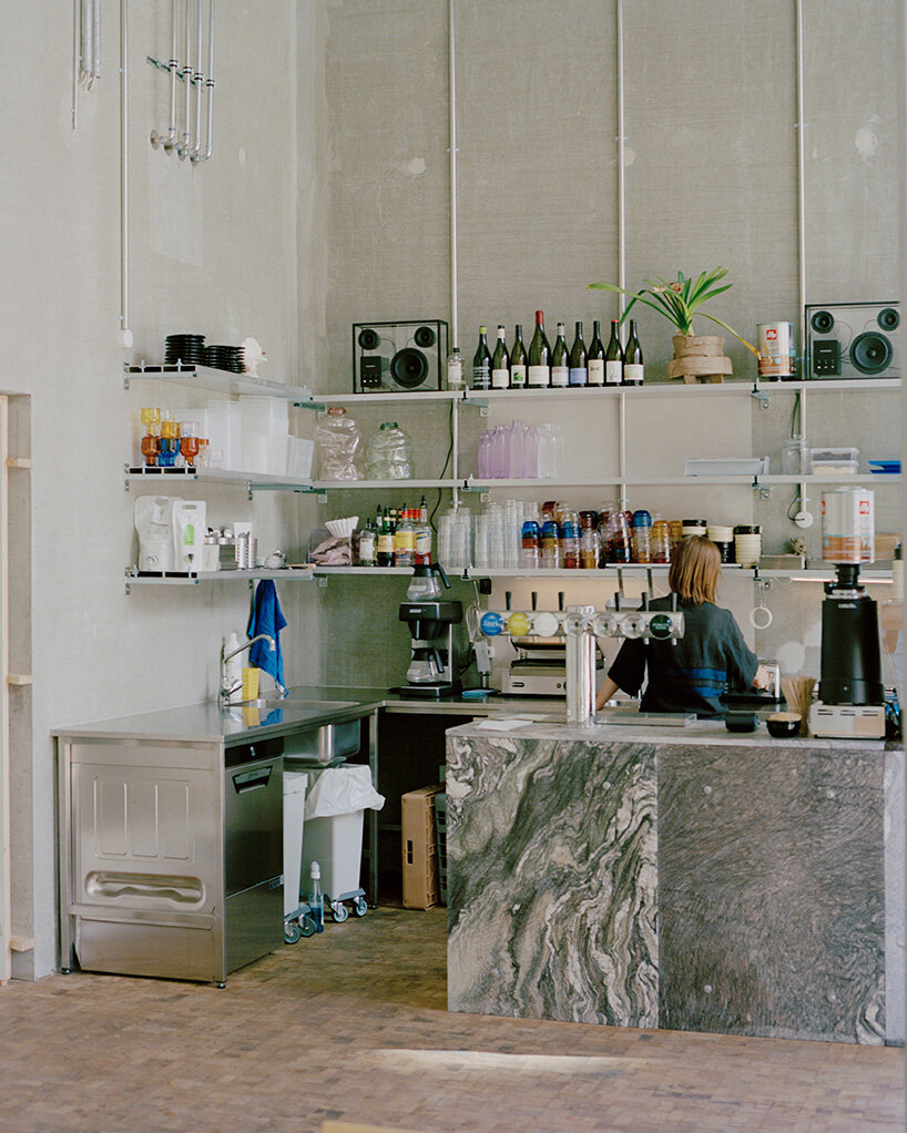 Kafe oleh Kim Lenschow dan Niko Jun ganda sebagai toko desain di Promenade Kopenhagen
