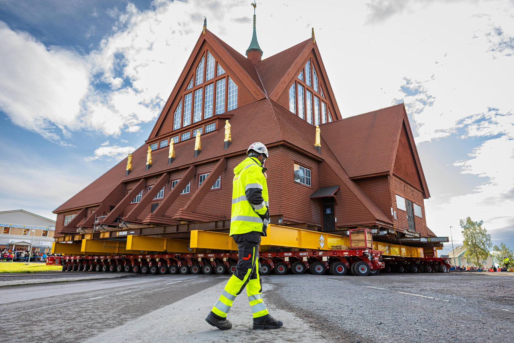 century-old-kiruna-church-sweden-expanding-iron-mine-designboom-large01