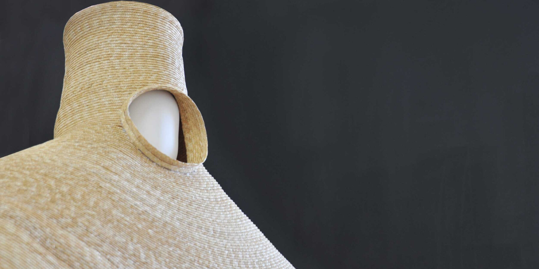 chaude-couture-rice-straw-wearable-water-repellent-raincoat-micro-shelter-designboom-ban