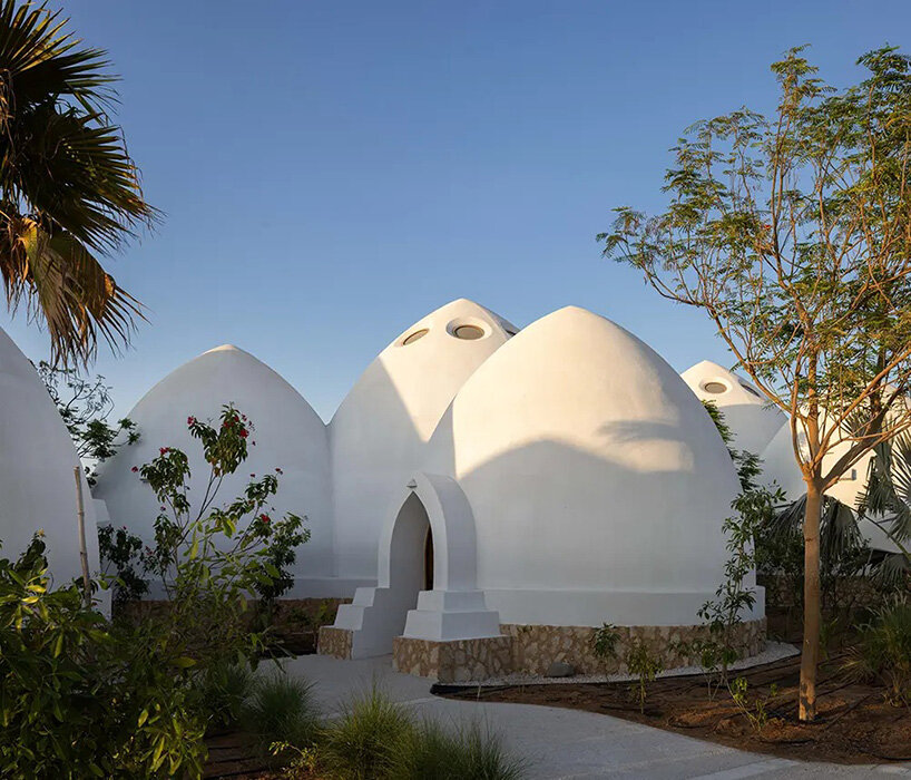 La claraboya redonda puntúa la estructura de domo totalmente blanca de la Escuela Al Fanar en Emkaan, Dubai