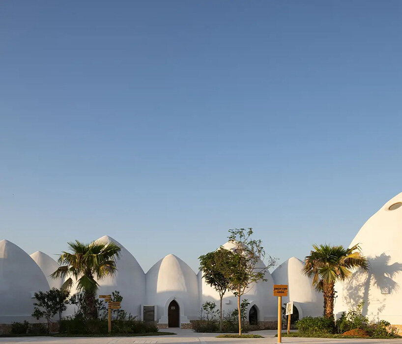 La claraboya redonda puntúa la estructura de domo totalmente blanca de la Escuela Al Fanar en Emkaan, Dubai