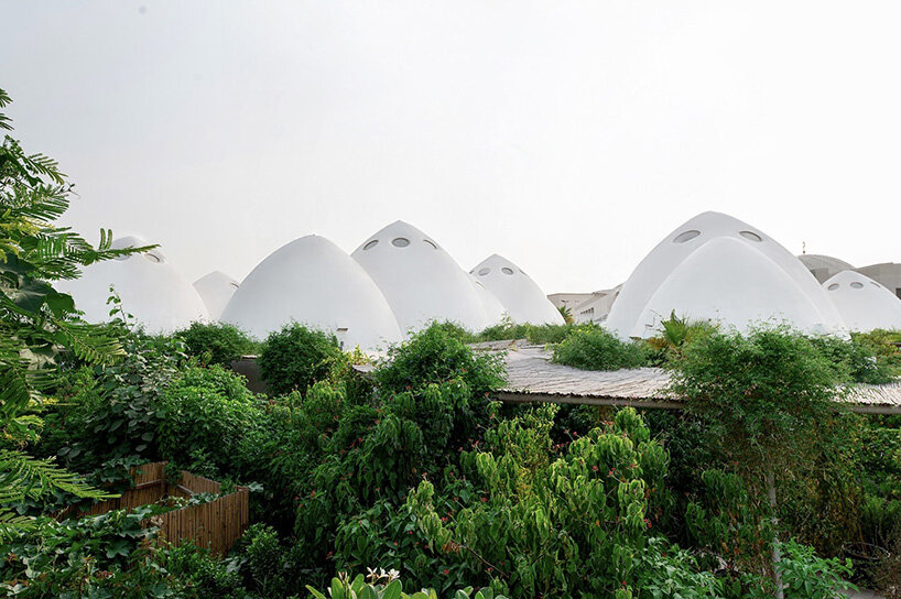La claraboya redonda puntúa la estructura de domo totalmente blanca de la Escuela Al Fanar en Emkaan, Dubai