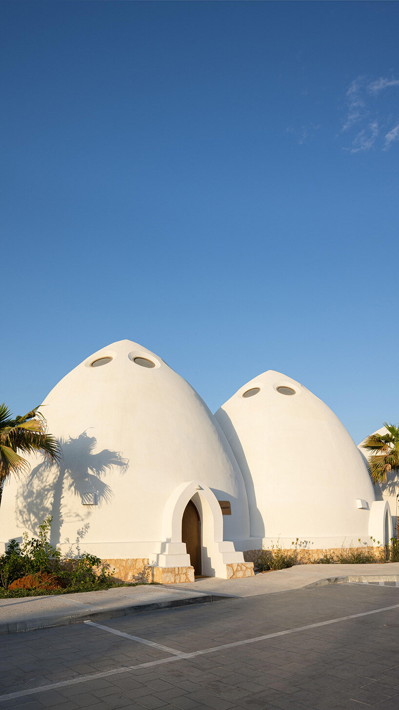 La claraboya redonda puntúa la estructura de domo totalmente blanca de la Escuela Al Fanar en Emkaan, Dubai