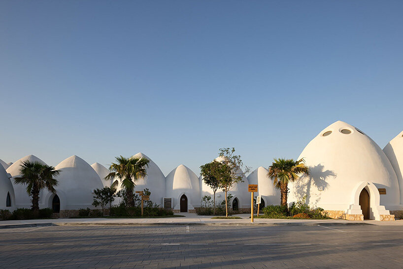 La claraboya redonda puntúa la estructura de domo totalmente blanca de la Escuela Al Fanar en Emkaan, Dubai