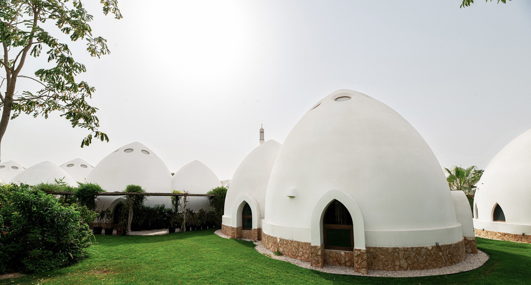 circular-skylights-white-dome-structures-emkaan-al-fanar-school-dubai-designboom-large01