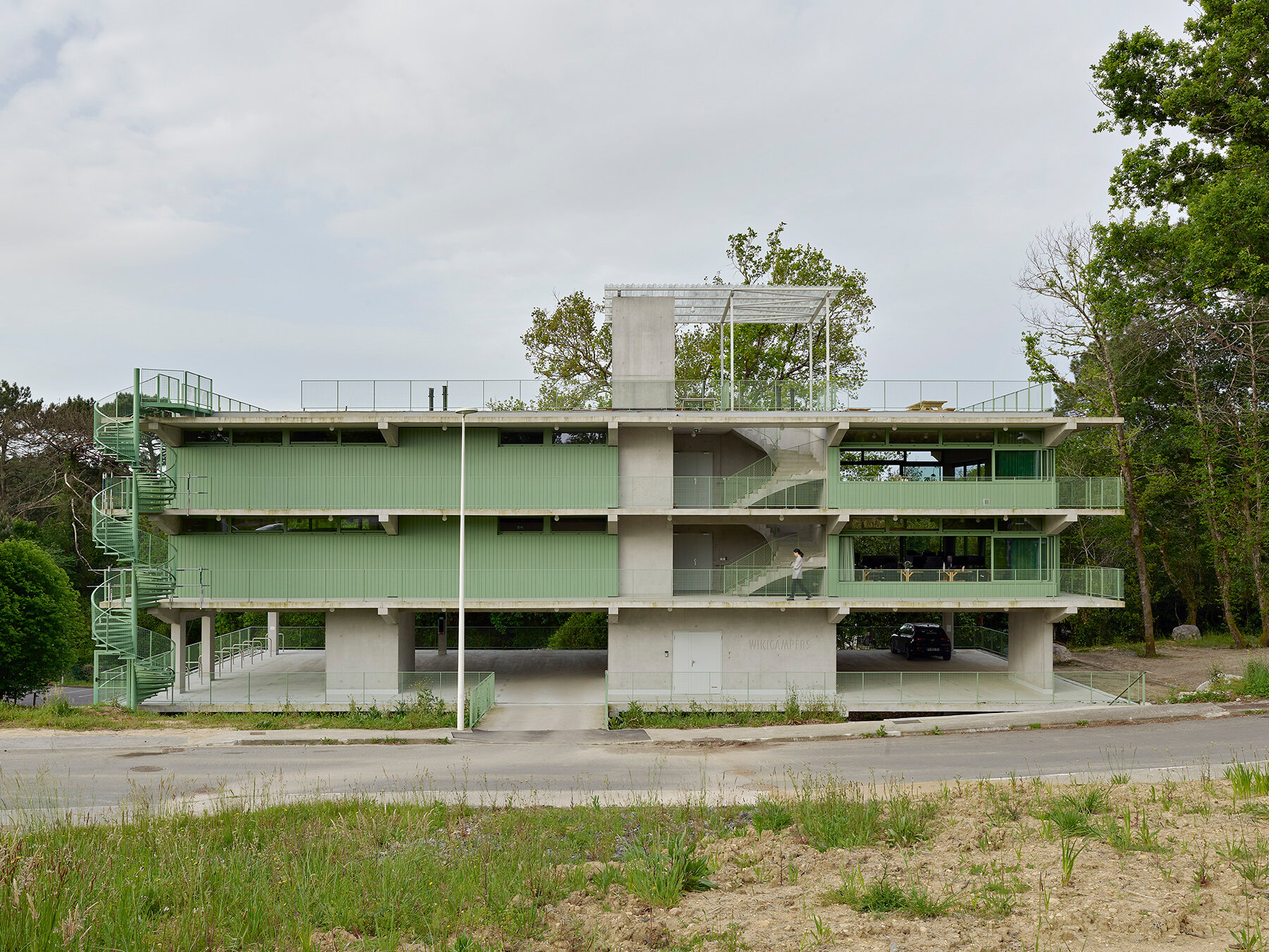 collectif-encore-wikicampers-treehouse-bidart-france-designboom-08a