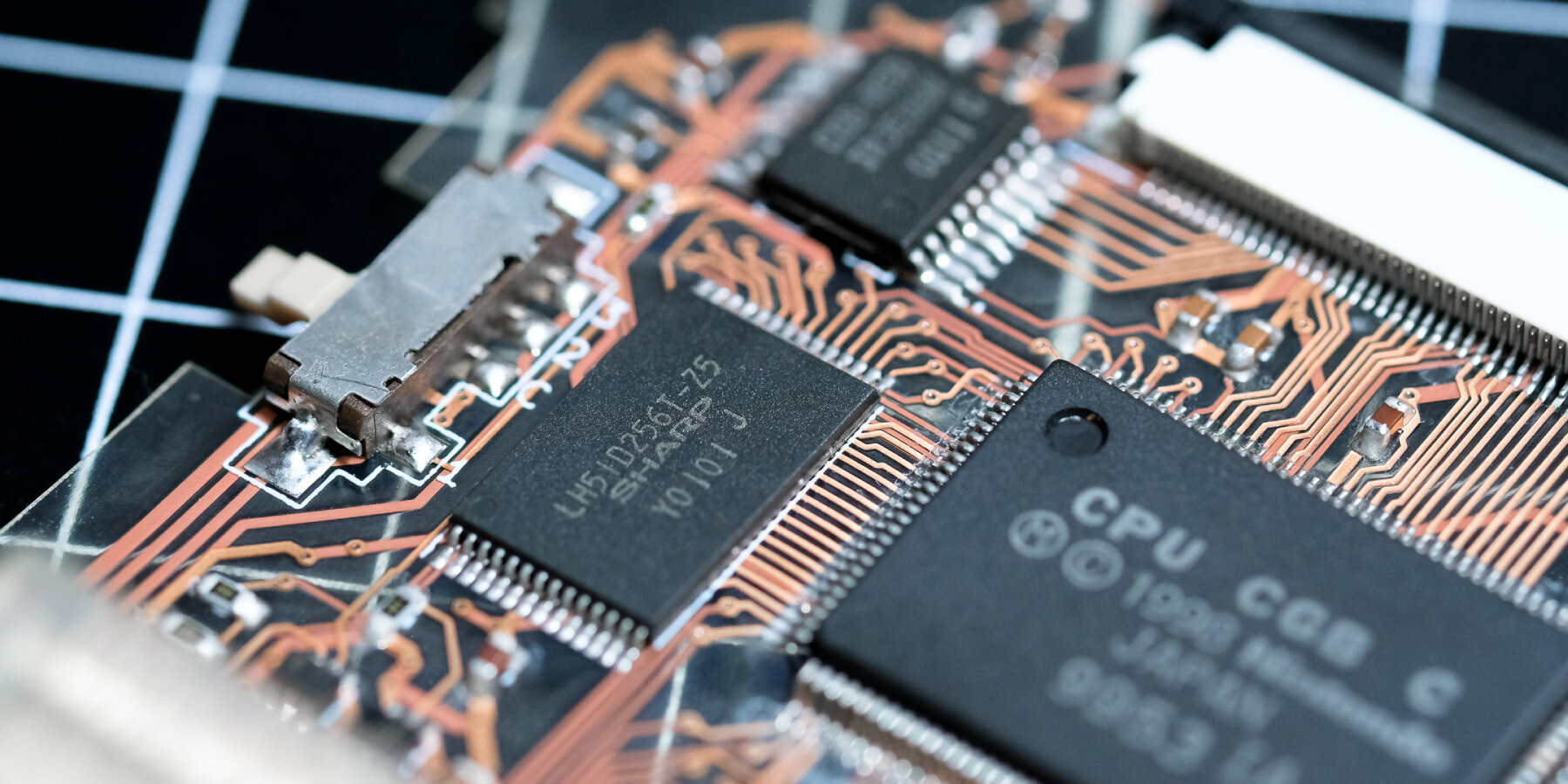 custom-nintendo-game-boy-clear-case-copper-wires-transparent-circuit-board-natalie-the-nerd-designboom-ban