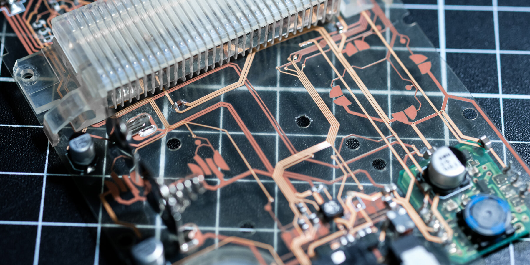 custom-nintendo-game-boy-clear-case-copper-wires-transparent-circuit-board-natalie-the-nerd-designboom-ban2