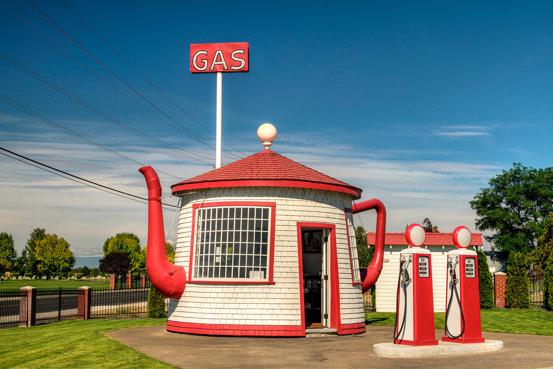ducks-spaceships-weird-buildings-book-unconventional-hoxton-mini-press-imogen-fortes-designboom-full-03