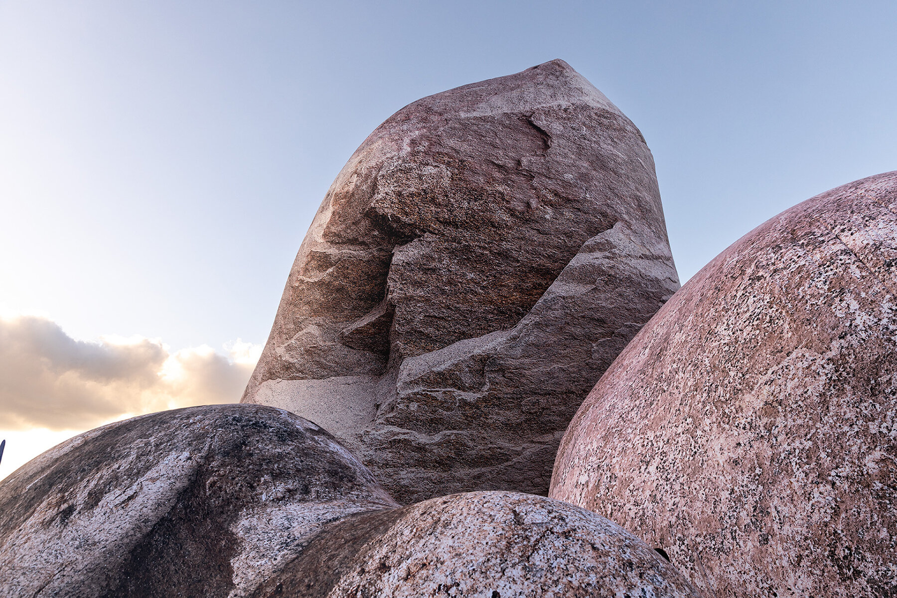 eness-illuminated-inflatable-rockscape-melbourne-australian-iwagumi-air-scape-designboom-full-01