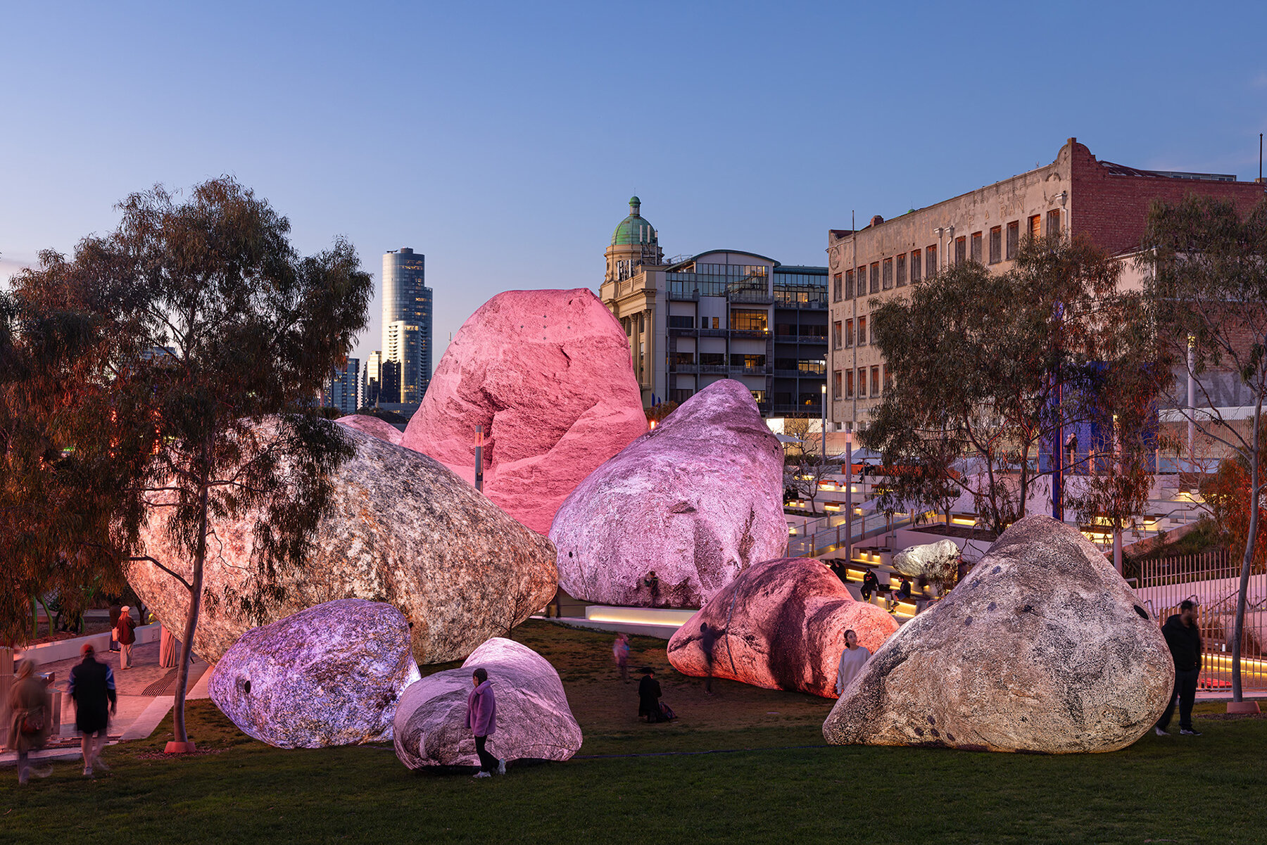 eness-illuminated-inflatable-rockscape-melbourne-australian-iwagumi-air-scape-designboom-full-02