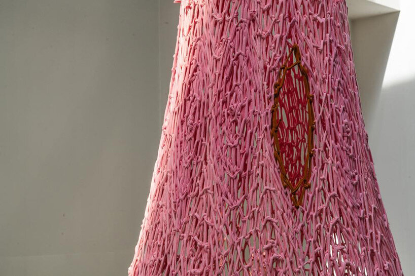 Ernesto Neto suspende una gran instalación de crochet en el Museo de Arte de Seúl