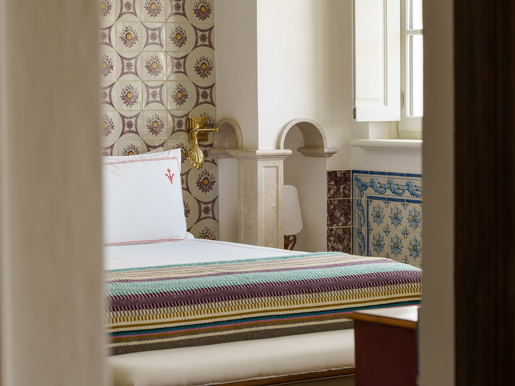 fachada-vermelho-christian-louboutin-villa-designboom-08a