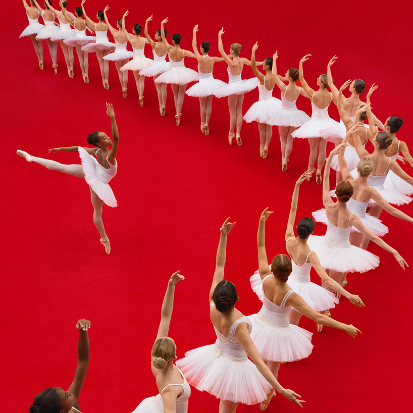 Forma, precisión, modo: dentro del mundo de la fotografía simétrica de Brad Wall