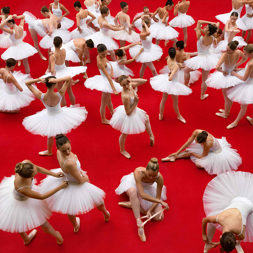 Forma, precisión, modo: dentro del mundo de la fotografía simétrica de Brad Wall