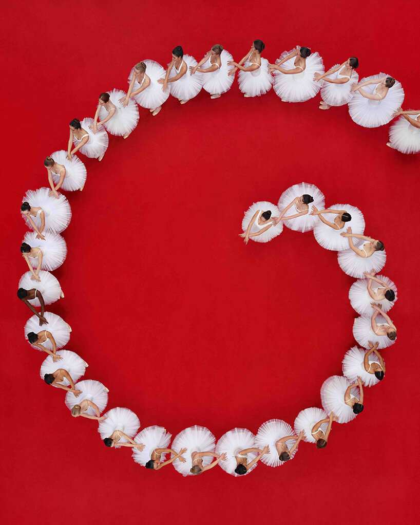 Forma, precisión, modo: dentro del mundo de la fotografía simétrica de Brad Wall