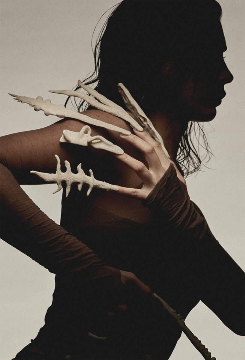 Los graduados en UAL Showcase dan nuevos significados de materiales, desde bioplásticos hasta arte de uñas