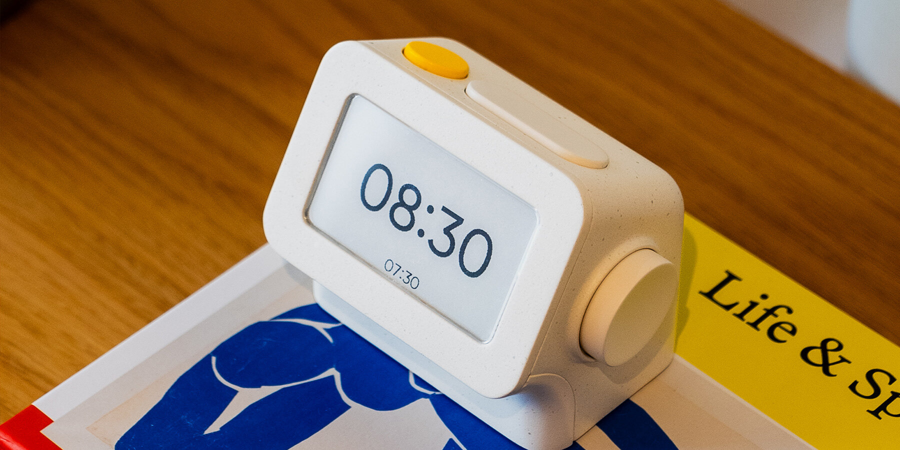 habity-bedside-clock-e-paper-display-users-screentime-bluelight-exposure-designboom-ban