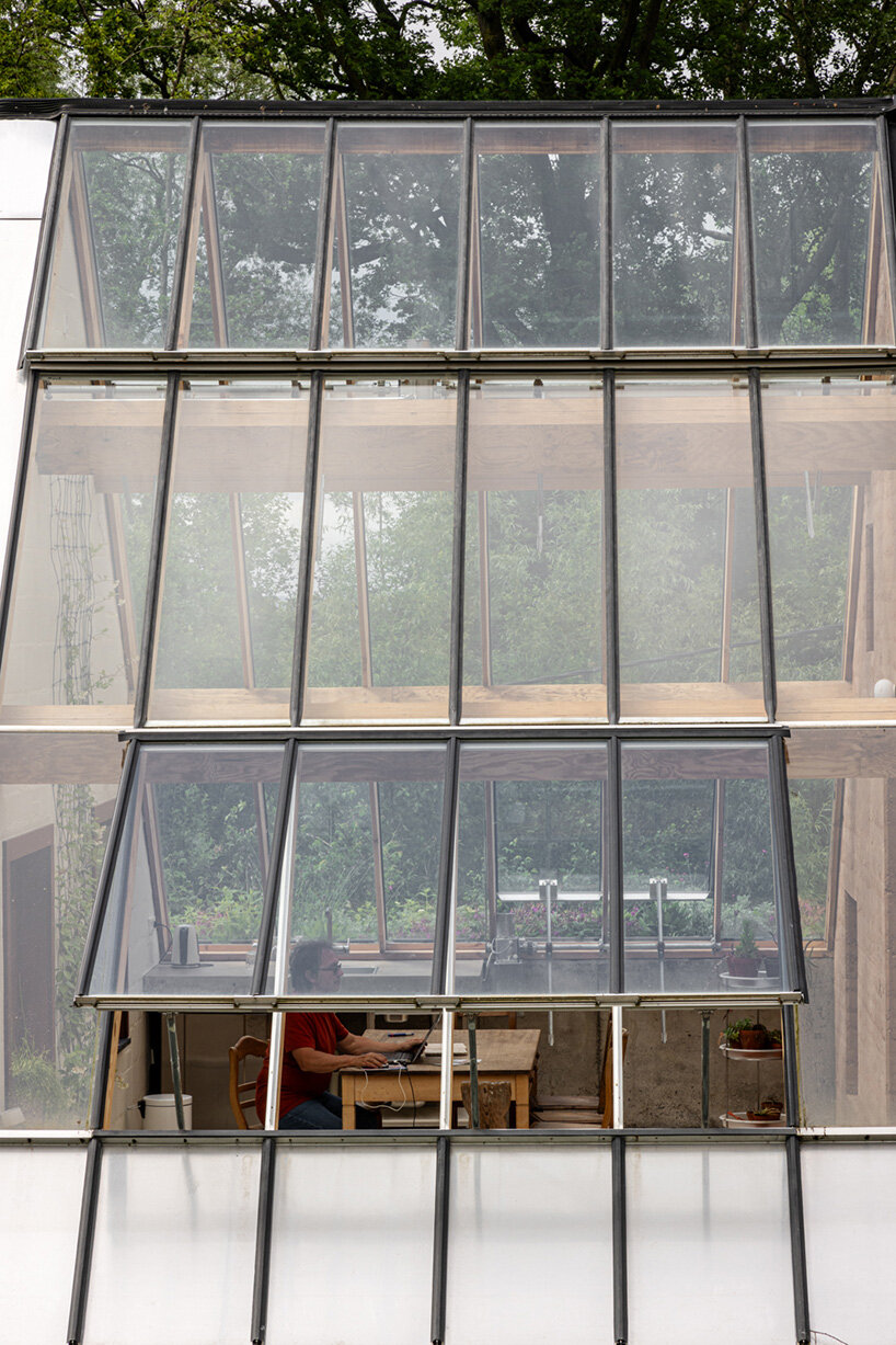 hé! reworks typical flemish farmhouse into compact, earth-warmed home in belgium