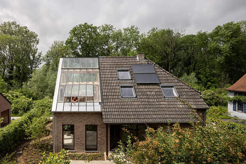 hé! reworks typical flemish farmhouse into compact, earth-warmed home in belgium