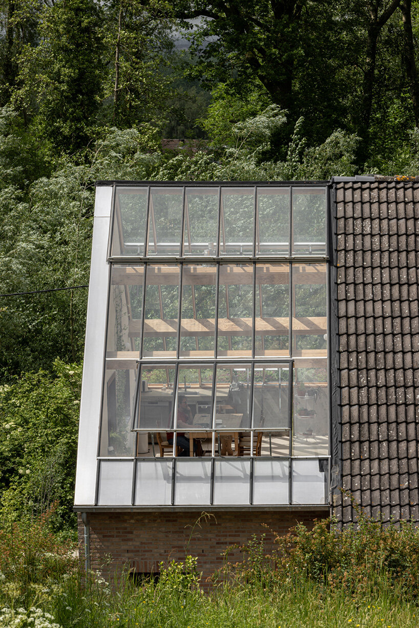 hé! reworks typical flemish farmhouse into compact, earth-warmed home in belgium