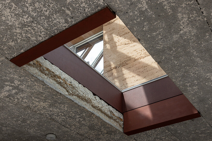 hé! reworks typical flemish farmhouse into compact, earth-warmed home in belgium