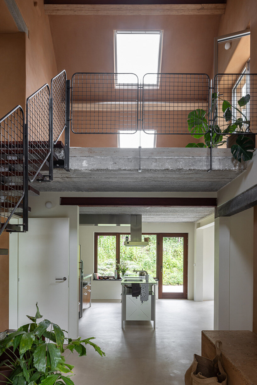 hé! reworks typical flemish farmhouse into compact, earth-warmed home in belgium