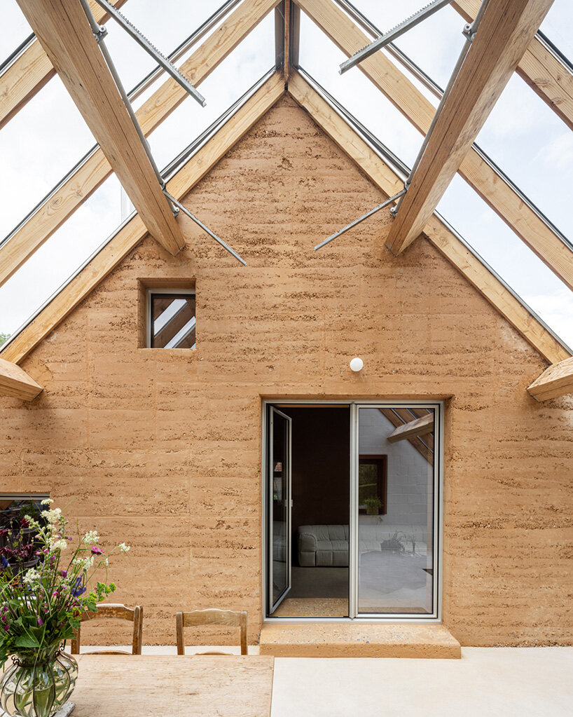 hé! reworks typical flemish farmhouse into compact, earth-warmed home in belgium