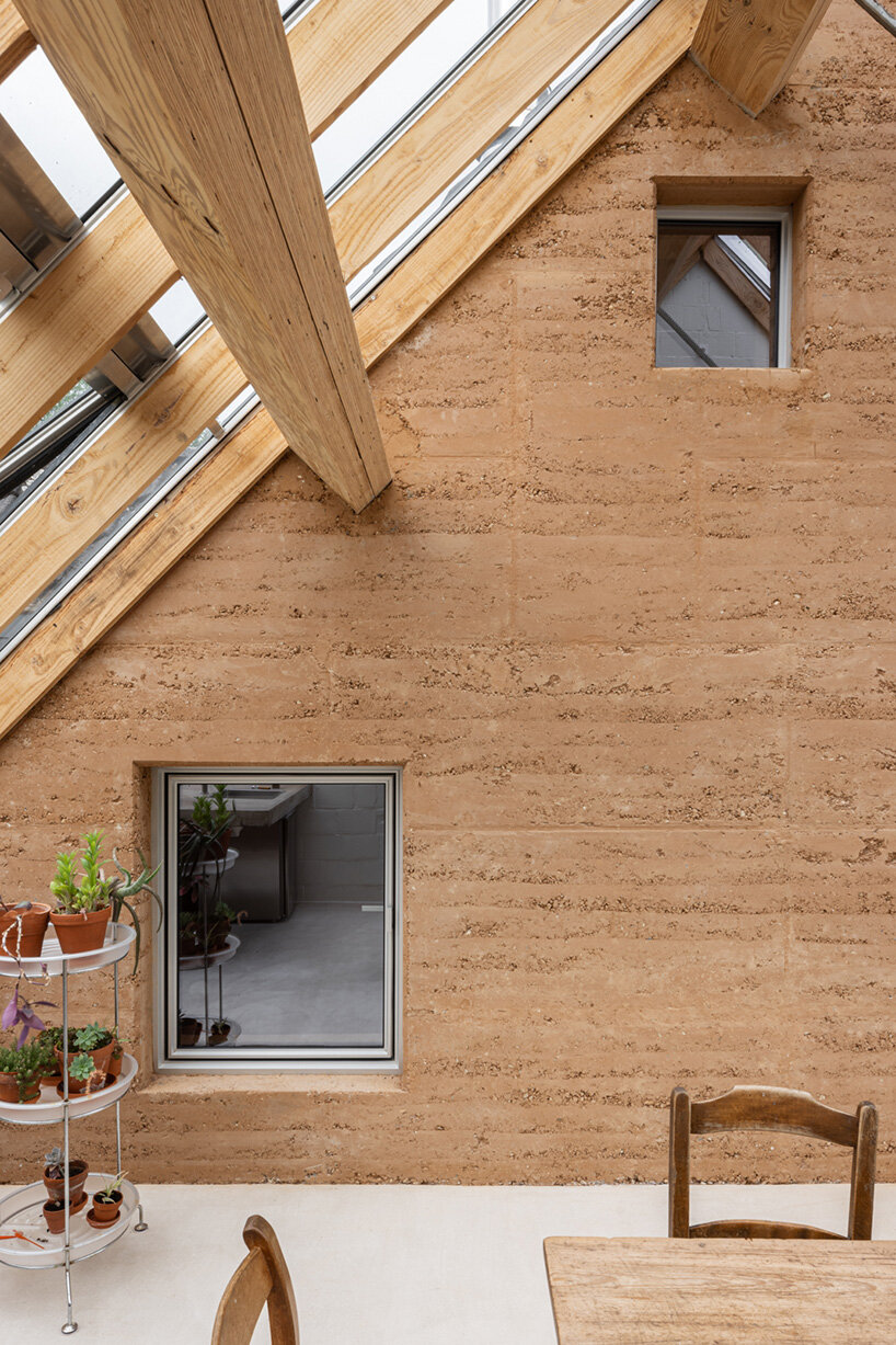 hé! reworks typical flemish farmhouse into compact, earth-warmed home in belgium