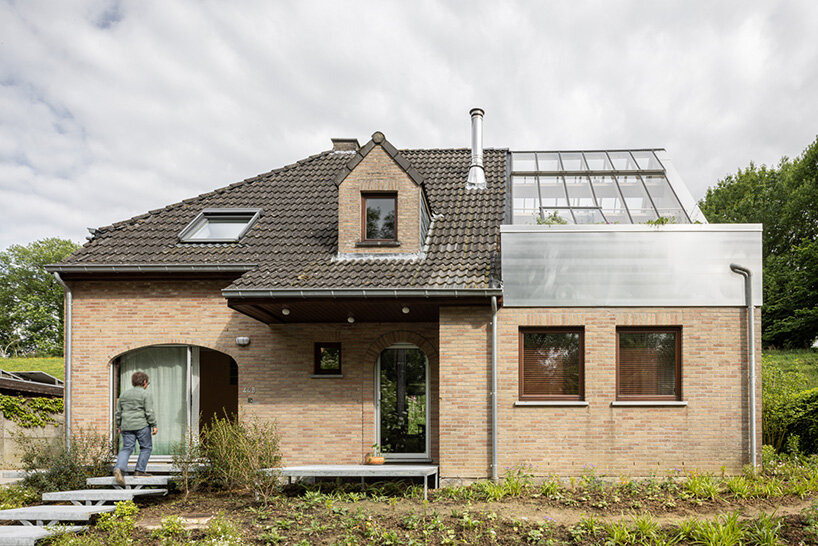 hé! reworks typical flemish farmhouse into compact, earth-warmed home in belgium