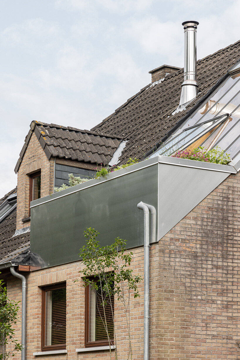 hé! reworks typical flemish farmhouse into compact, earth-warmed home in belgium