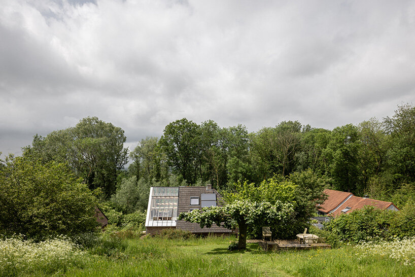 hé! reworks typical flemish farmhouse into compact, earth-warmed home in belgium