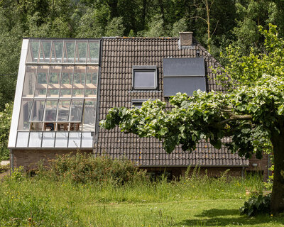 hé! reworks typical flemish farmhouse into compact, earth-warmed home in belgium