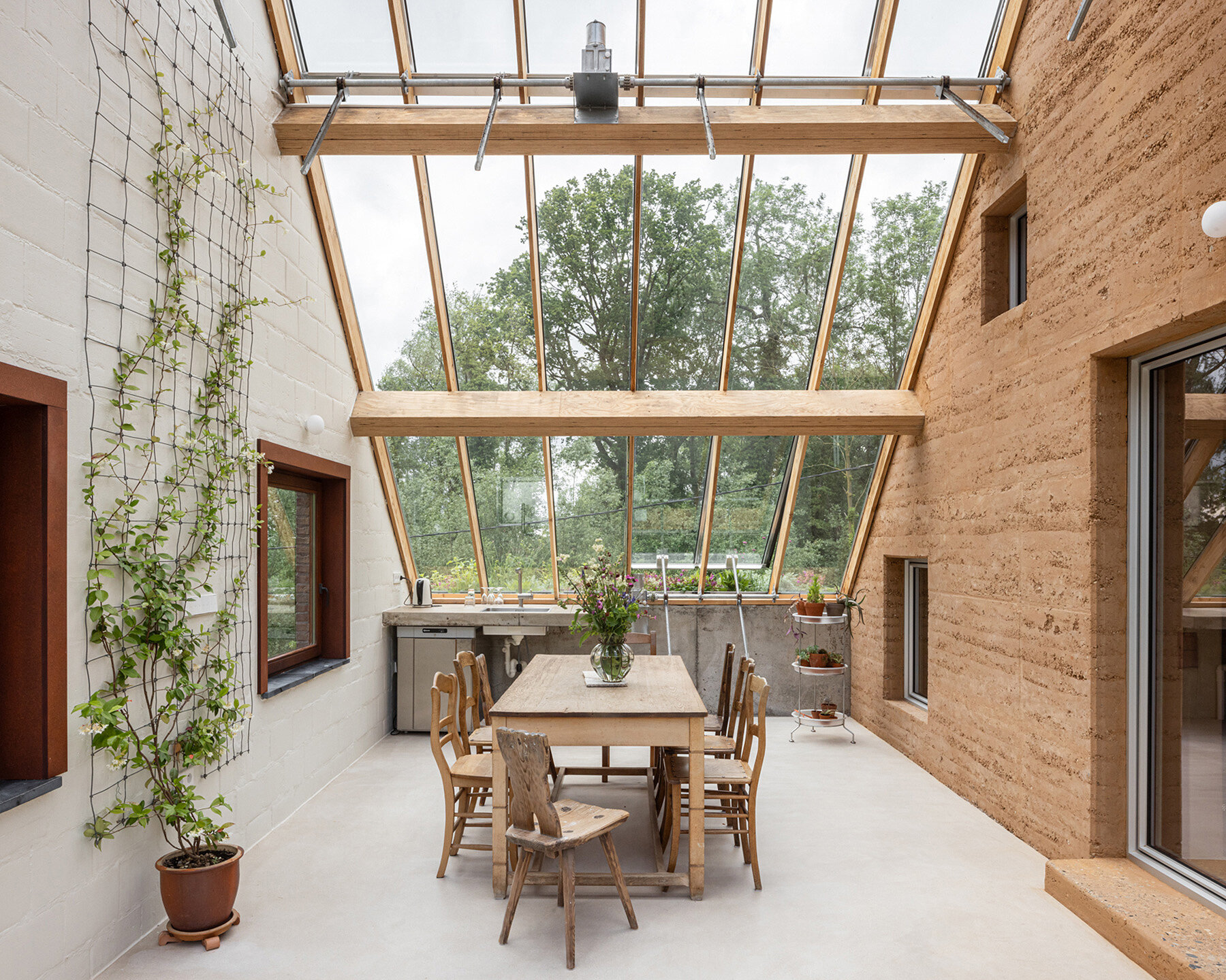 he-architectuur-typical-flemish-farmhouse-compact-earth-warmed-home-belgium-designboom-large02