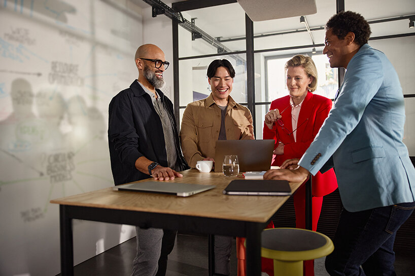 Si la Academia de Diseño lanza un programa global de capacitación en línea en tiempo real, lanza un líder de diseño
