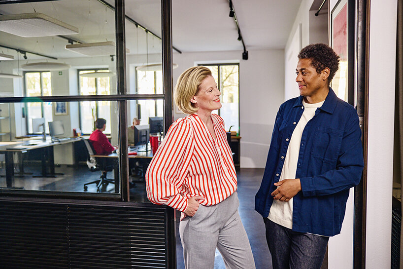 Si la Academia de Diseño lanza un programa global de capacitación en línea en tiempo real, lanza un líder de diseño