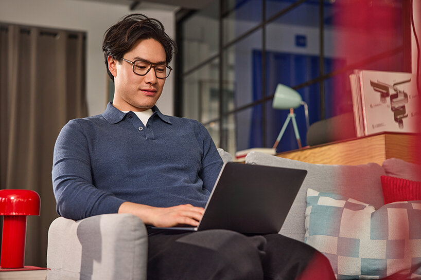 Si la Academia de Diseño lanza un programa global de capacitación en línea en tiempo real, lanza un líder de diseño