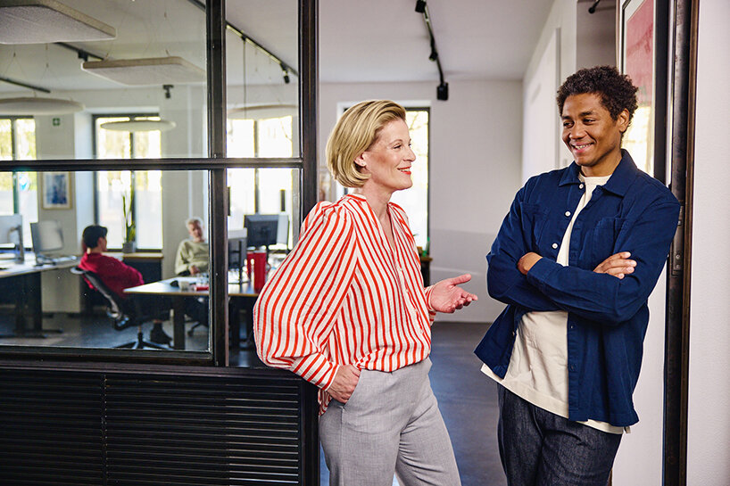 Si la Academia de Diseño lanza un programa global de capacitación en línea en tiempo real, lanza un líder de diseño