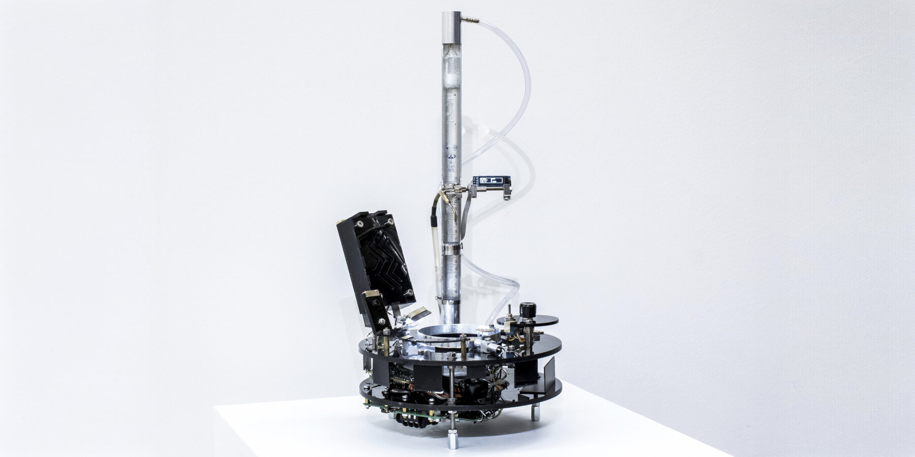 inside-world-__vtol__-kinetic-sculptures-robotics-code-driven-installations-dmitry-morozov-so?nar+D-interview-designboom-ban