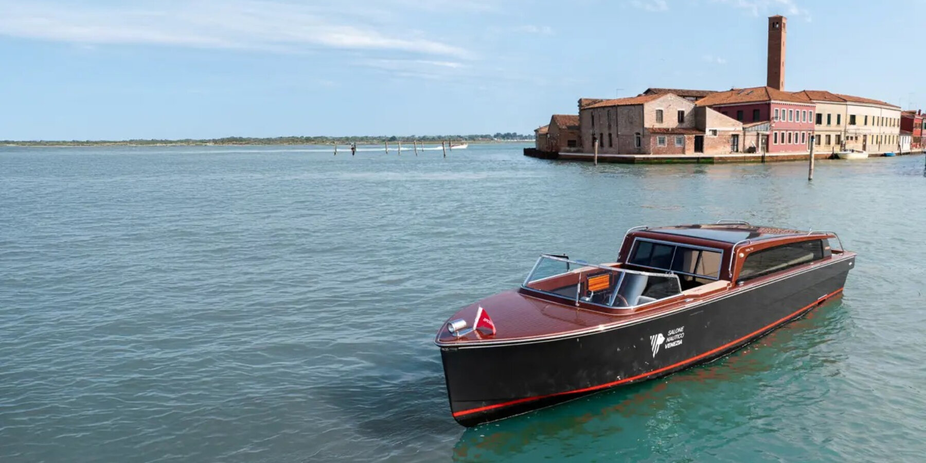 lucietta-fully-electric-water-taxi-venice-recycled-murano-glasses-designboom-ban