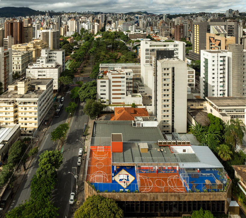 El antiguo banco de Brasil se transforma en la vibrante Academia Magnum Lourdes de Biri + Chico Albano