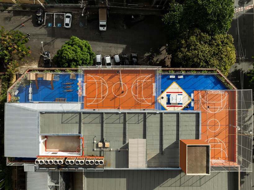 El antiguo banco de Brasil se transforma en la vibrante Academia Magnum Lourdes de Biri + Chico Albano