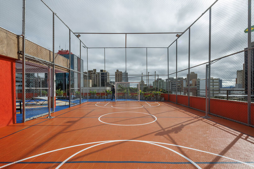 El antiguo banco de Brasil se transforma en la vibrante Academia Magnum Lourdes de Biri + Chico Albano