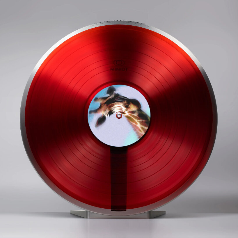 El dispositivo utiliza tecnología óptica en lugar de sistemas magnéticos para leer registros