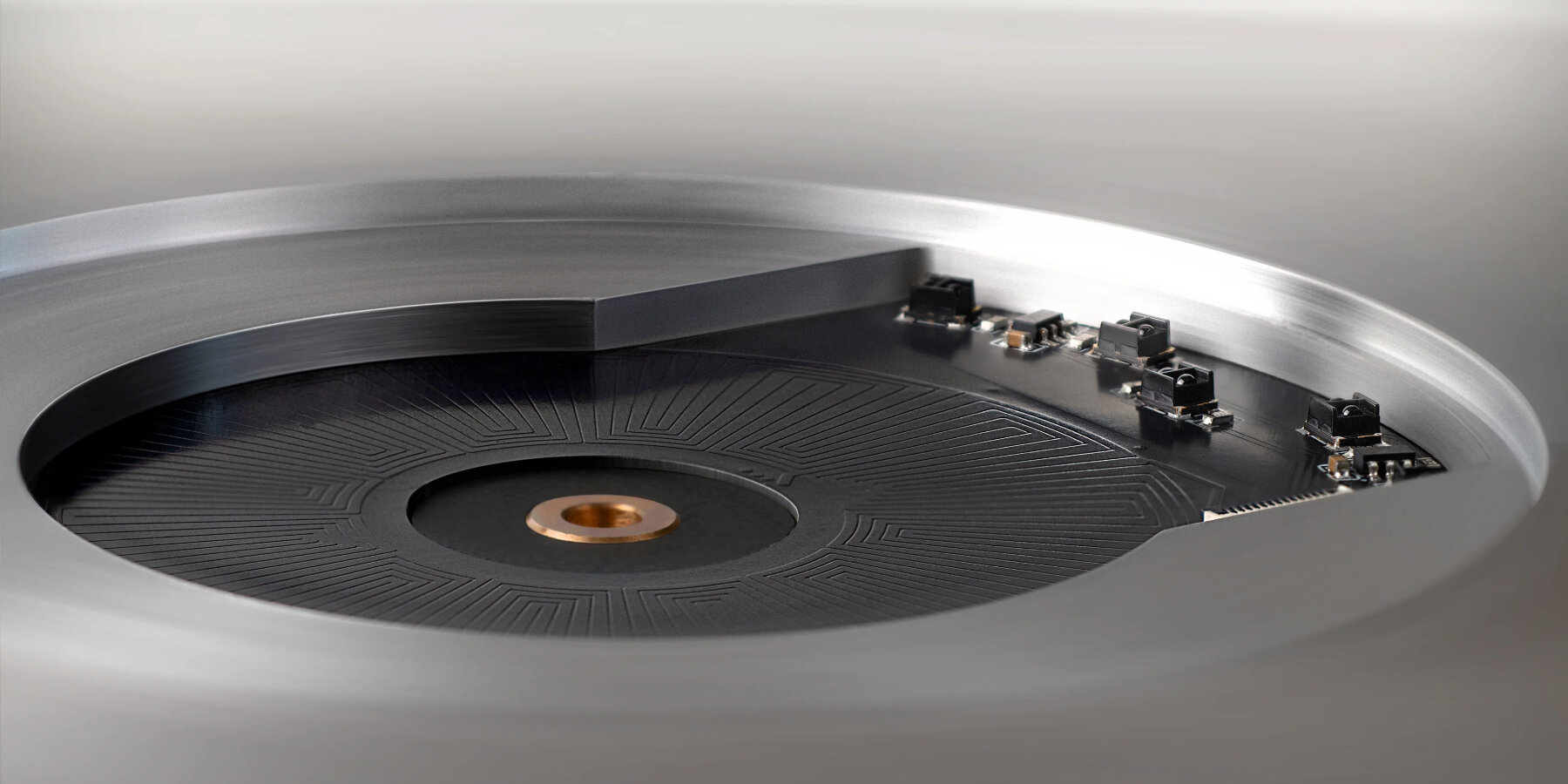 miniot-wheel-3-player-vinyl-record-light-magnets-coils-designboom-ban